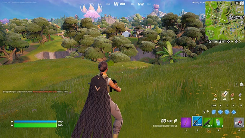 Derdepersoons gameplay in Fortnite waarbij een speler door een groen landschap loopt met wapens en HUD zichtbaar.